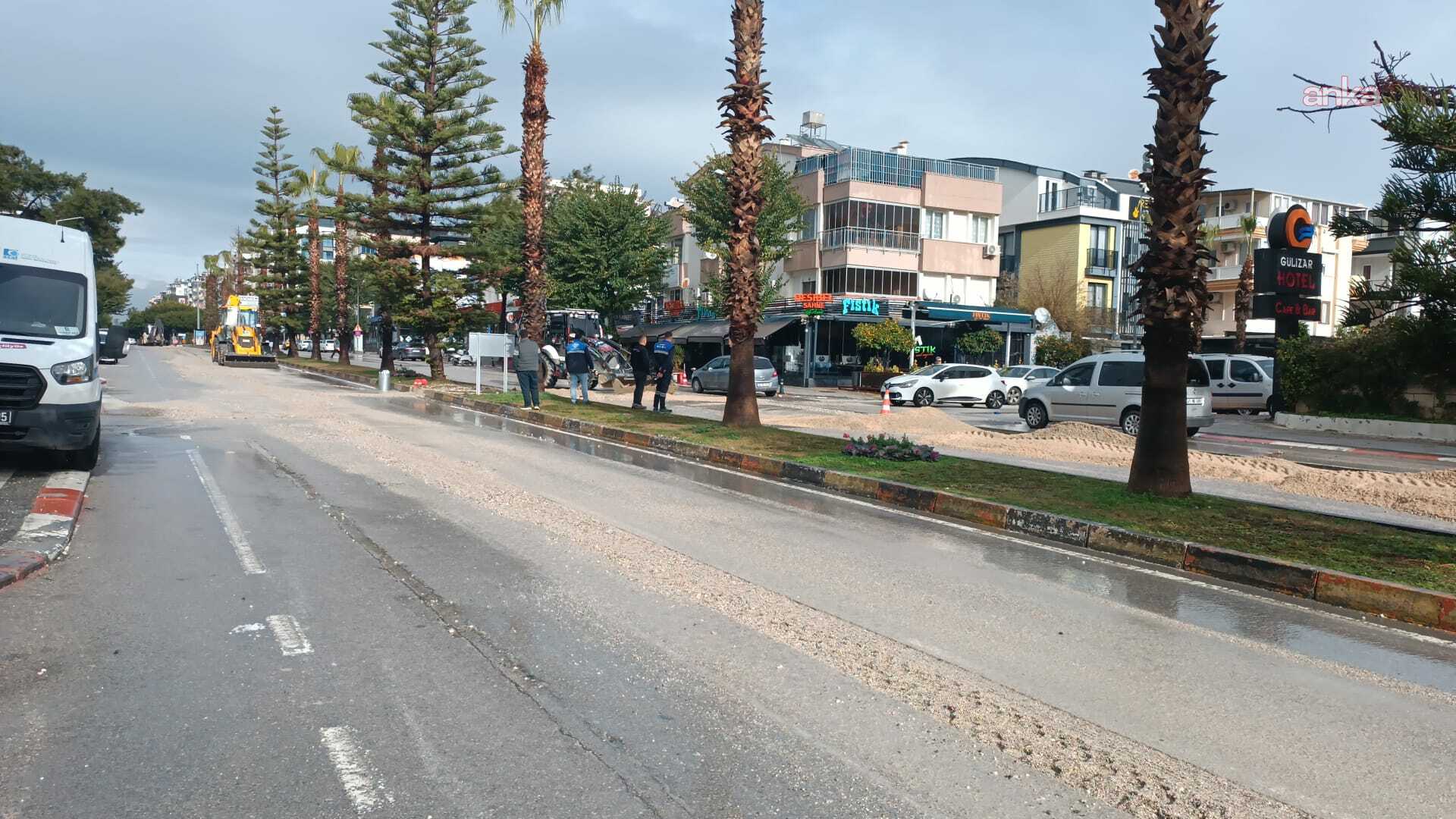 Antalya Büyükşehir Belediyesi'nden şiddetli yağış nedeniyle yaşanan olumsuzluklara anında müdahale