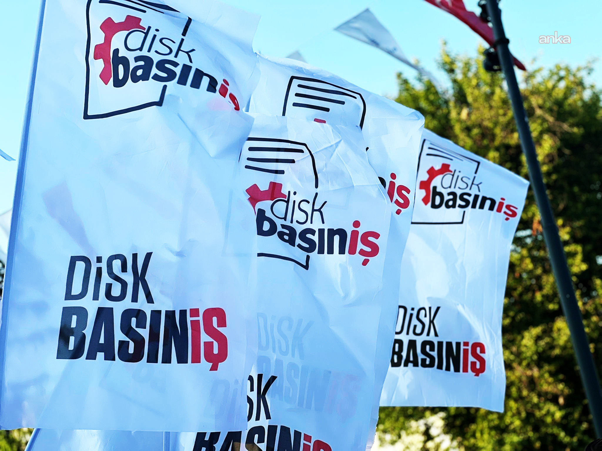 DİSK Basın-İş: "Yeni Yaşam Gazetesi çalışanı Zilan Gül, gerekçesi henüz bilinmeyen bir ev baskınıyla gözaltına alındı"
