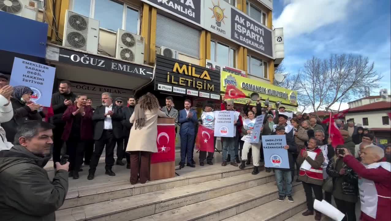 CHP'li Halıcı: "Geçiş garantili yol ve köprülere, faiz ödemelerine kaynak var; emekliye yok"