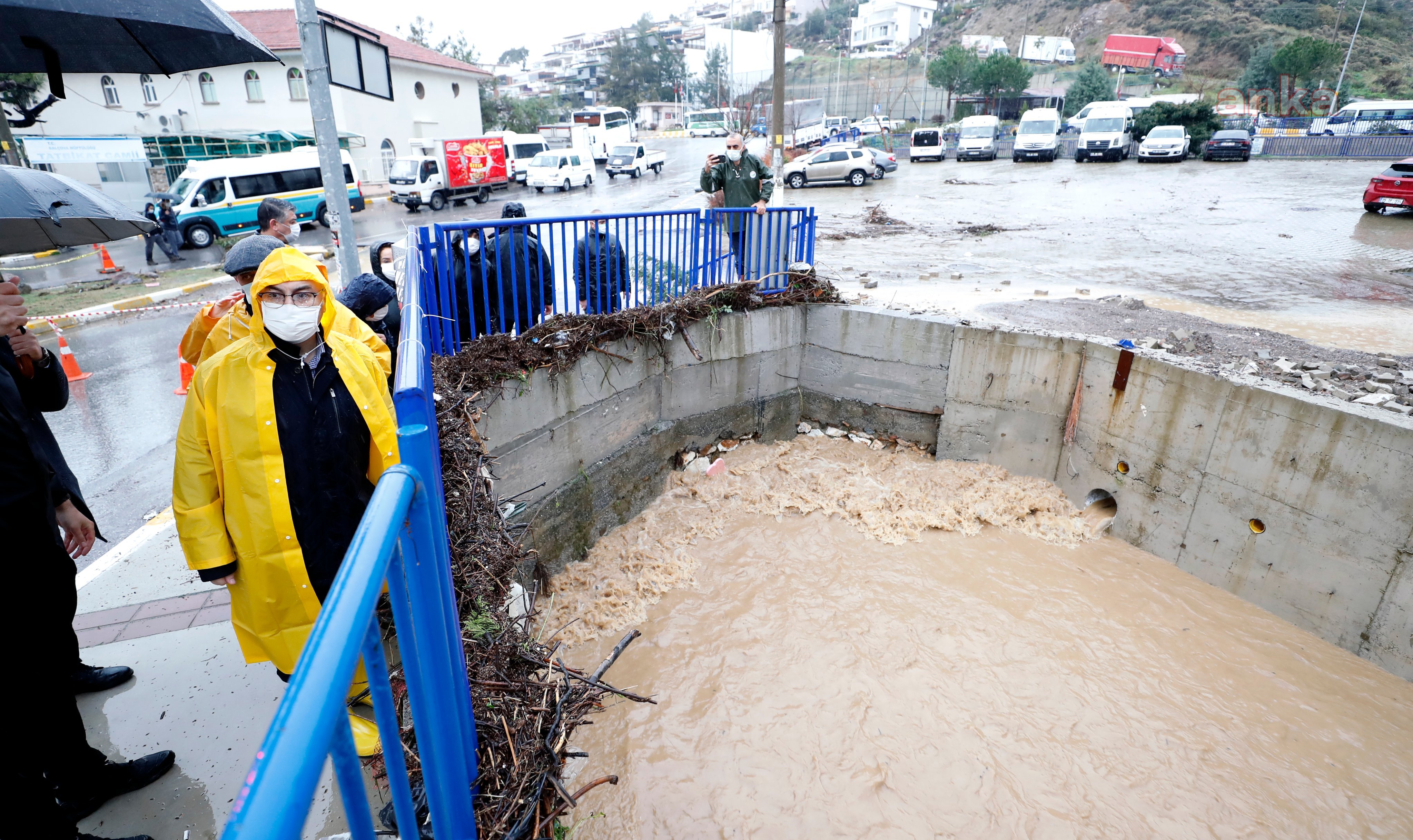 İZMİR'DE SEL SULARINA KAPILAN BİR KİŞİ HAYATINI KAYBETTİ
