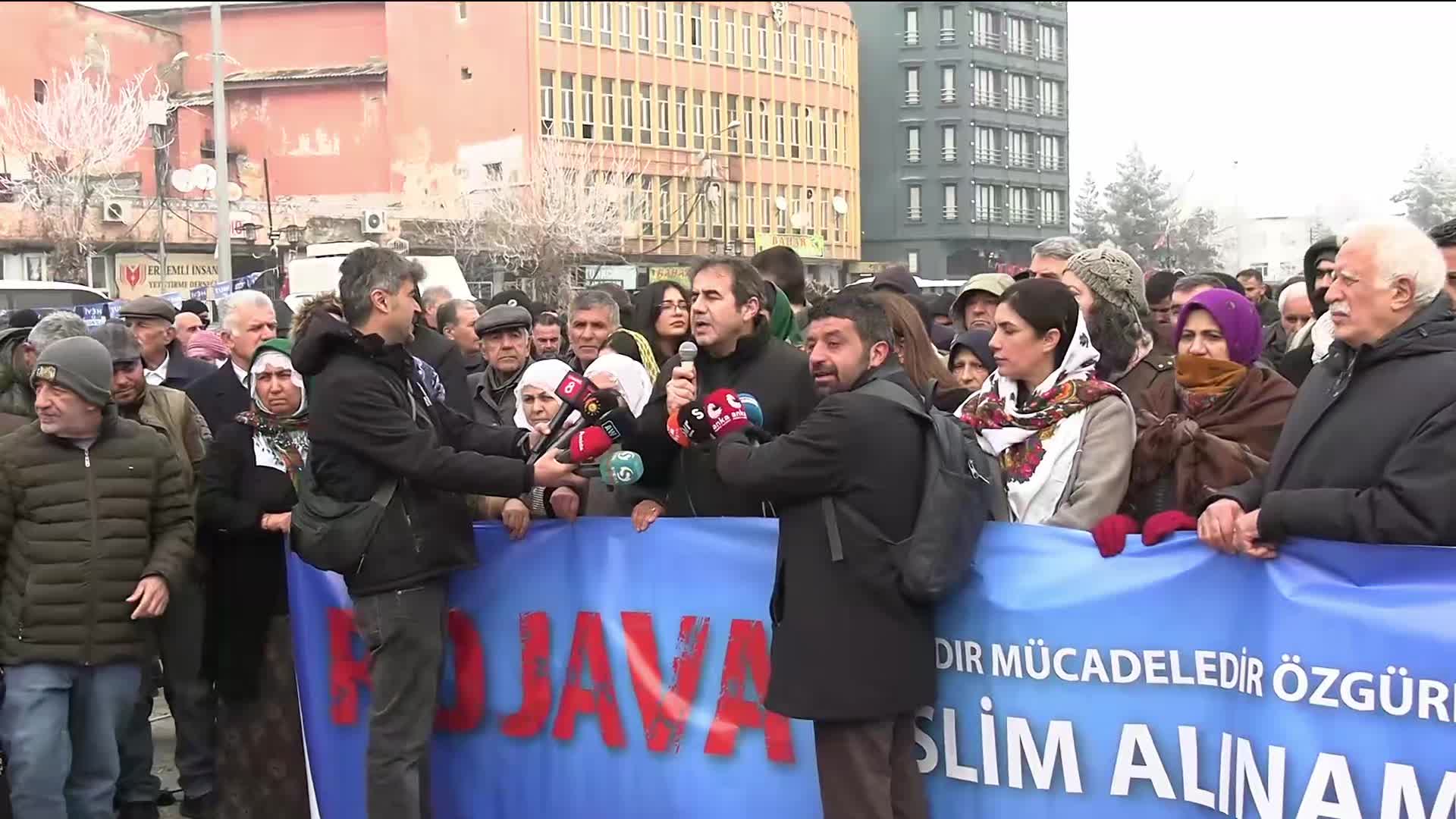 Diyarbakır’da Suriye protestoları… Polis, DEM Parti’nin nöbet eylemine izin vermedi