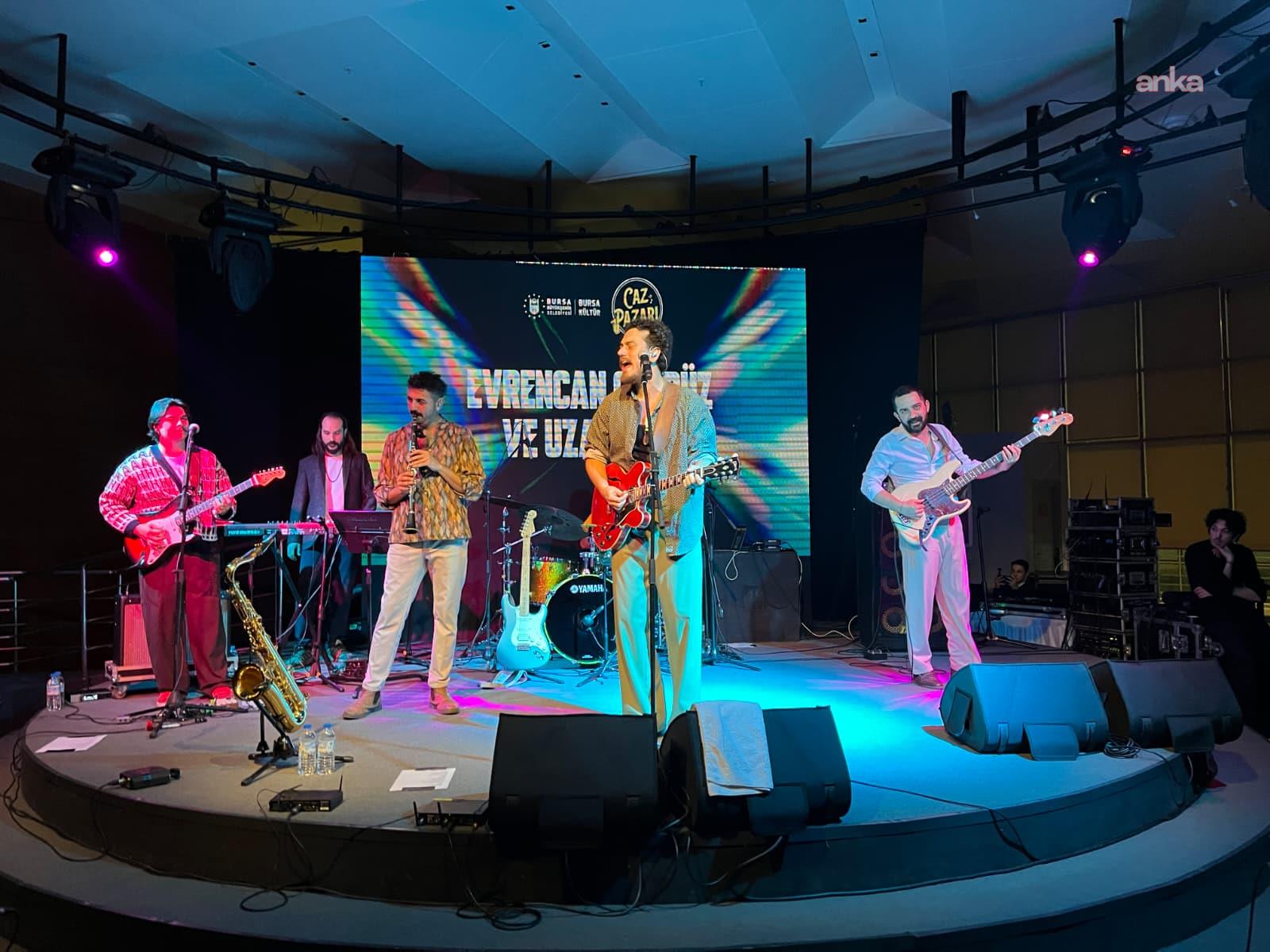 Bursa'da "Caz Pazarı" konserlerinin konuğu, "Evrencan Gündüz ve Uzaylılar" oldu