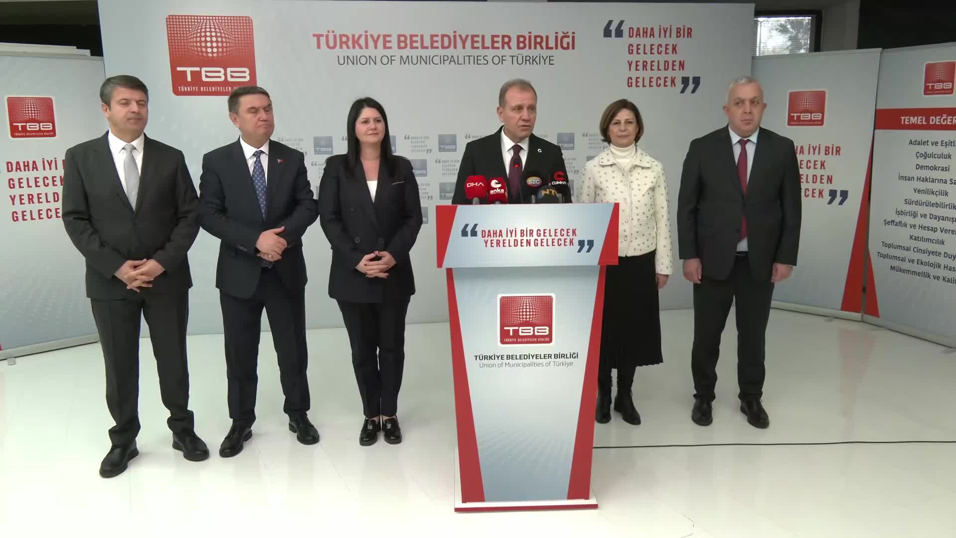 Ahmet Özer'e hapis cezası... Vahap Seçer: "Hukuki olarak bir mülahaza yapabilmeniz için olayların hukuk zemininde gelişmiş olması gerekir"
