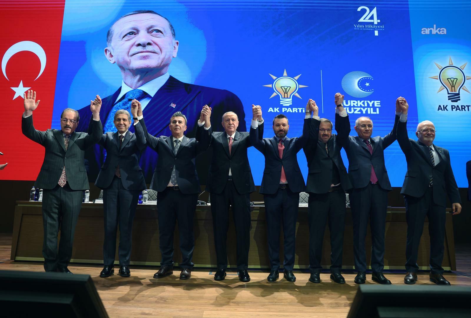 Cumhurbaşkanı Erdoğan, AK Parti'ye katılan belediye başkanlarına rozetlerini taktı