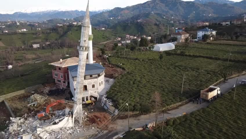 Rize'de arazi anlaşmazlığı üzerine köylüler yeni cami yaptırdı, eskisi yıkıldı
