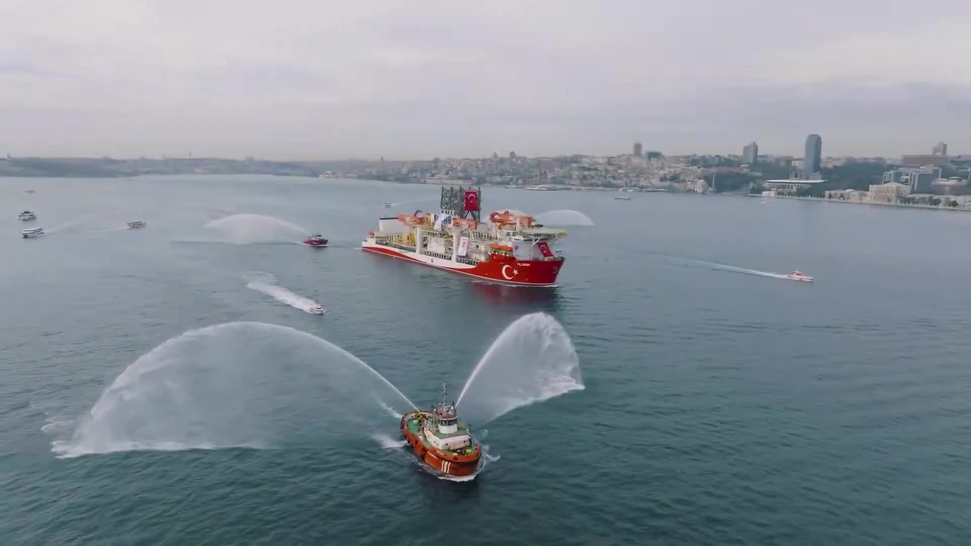 İletişim Başkanı Duran: Sondaj gemisi “Yıldırım” İstanbul Boğazı’ndan geçerek Karadeniz’deki görev sahasına doğru yol aldı