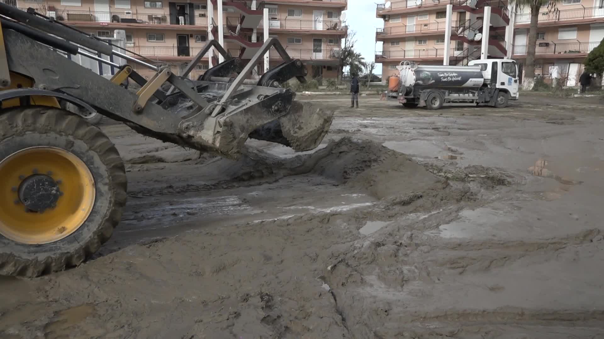 Kuşadası Belediyesi, selden etkilenen mahallelerde çalışmalarına devam ediyor