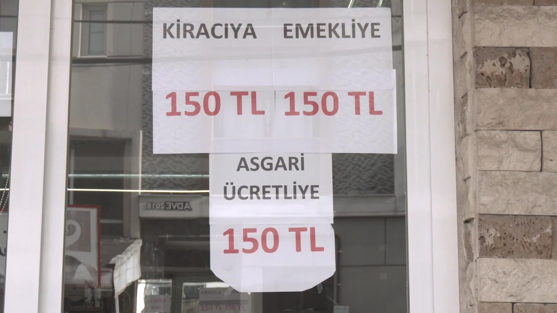 İzmirli berber, asgari ücretli ve emekliye tıraşı 150 TL'ye düşürdü, 'askıda tıraş' uygulaması başlattı