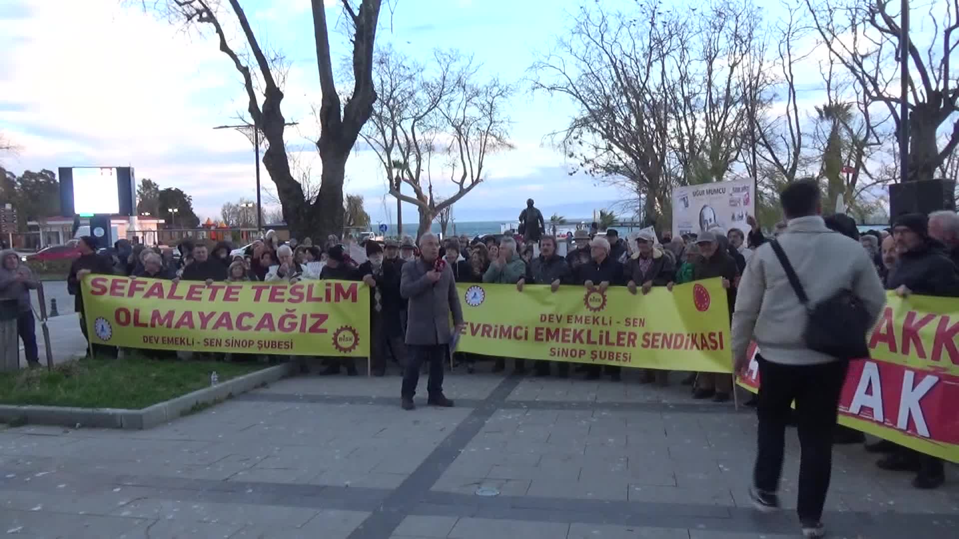 Sinop'ta emeklilerden protesto: Halka dönmesi gereken bütçeyi sermayeye peşkeş çekenleri asla affetmeyeceğiz