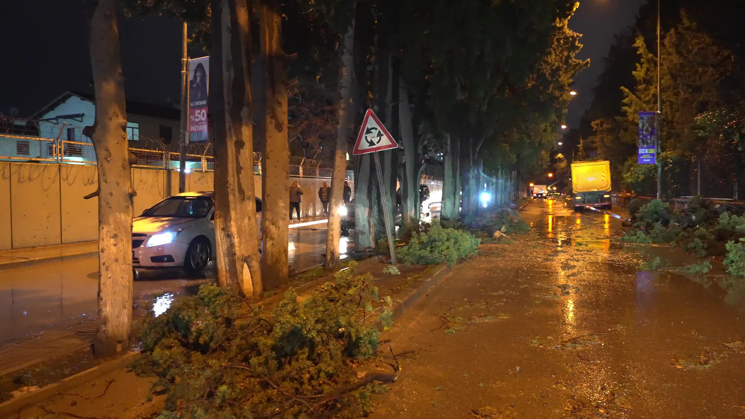Buca Belediyesi ekipleri, şiddetli yağış ve fırtınaya karşı sahada