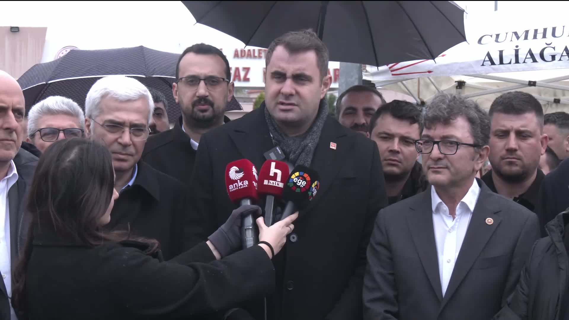 CHP'li milletvekilleri,  İzmir’de 19 Mart eylemlerinde slogan attıkları gerekçesiyle tutuklanan üniversite öğrencilerini ziyaret etti