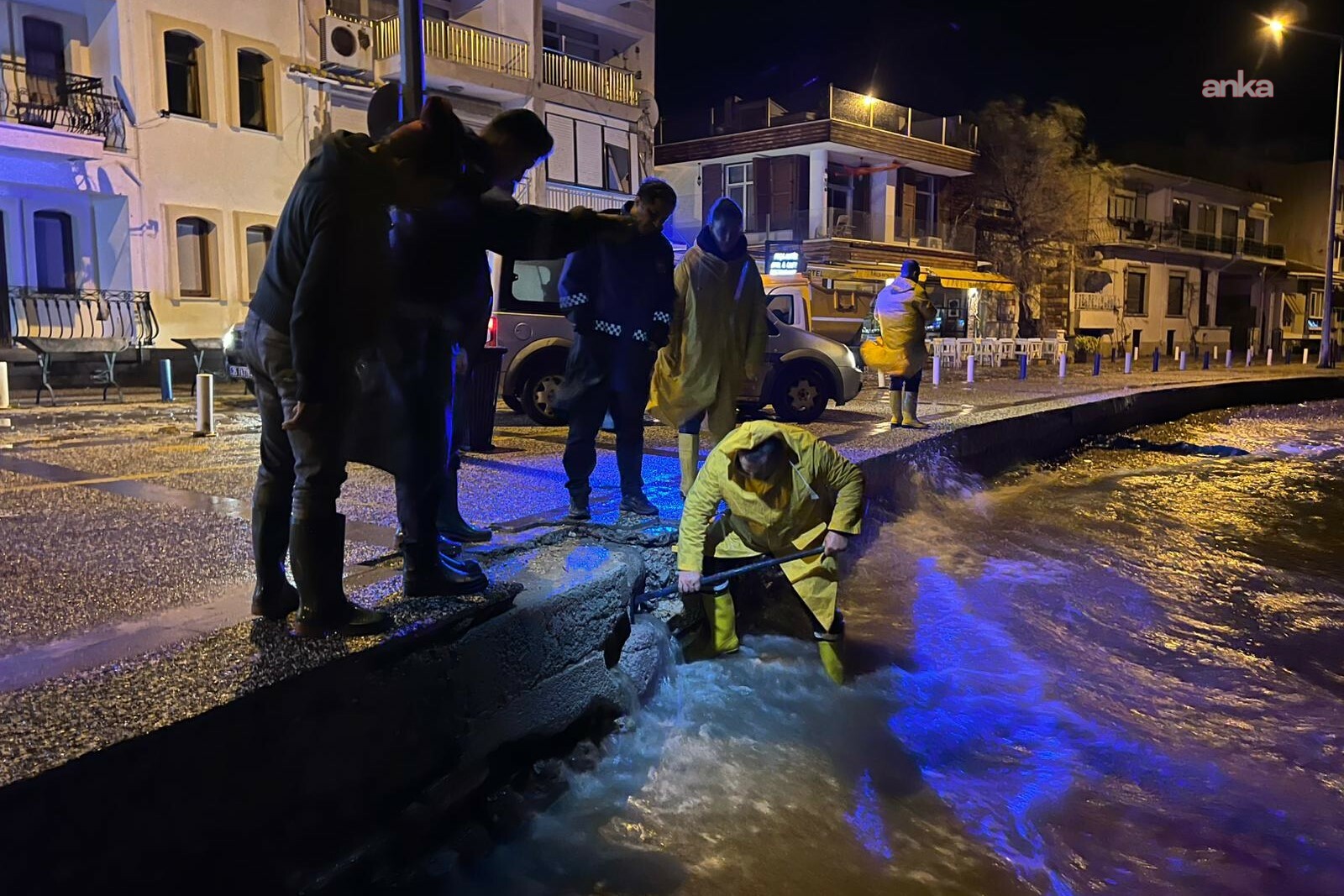 Foça Belediyesi ekiplerinden gece boyunca yağış mesaisi
