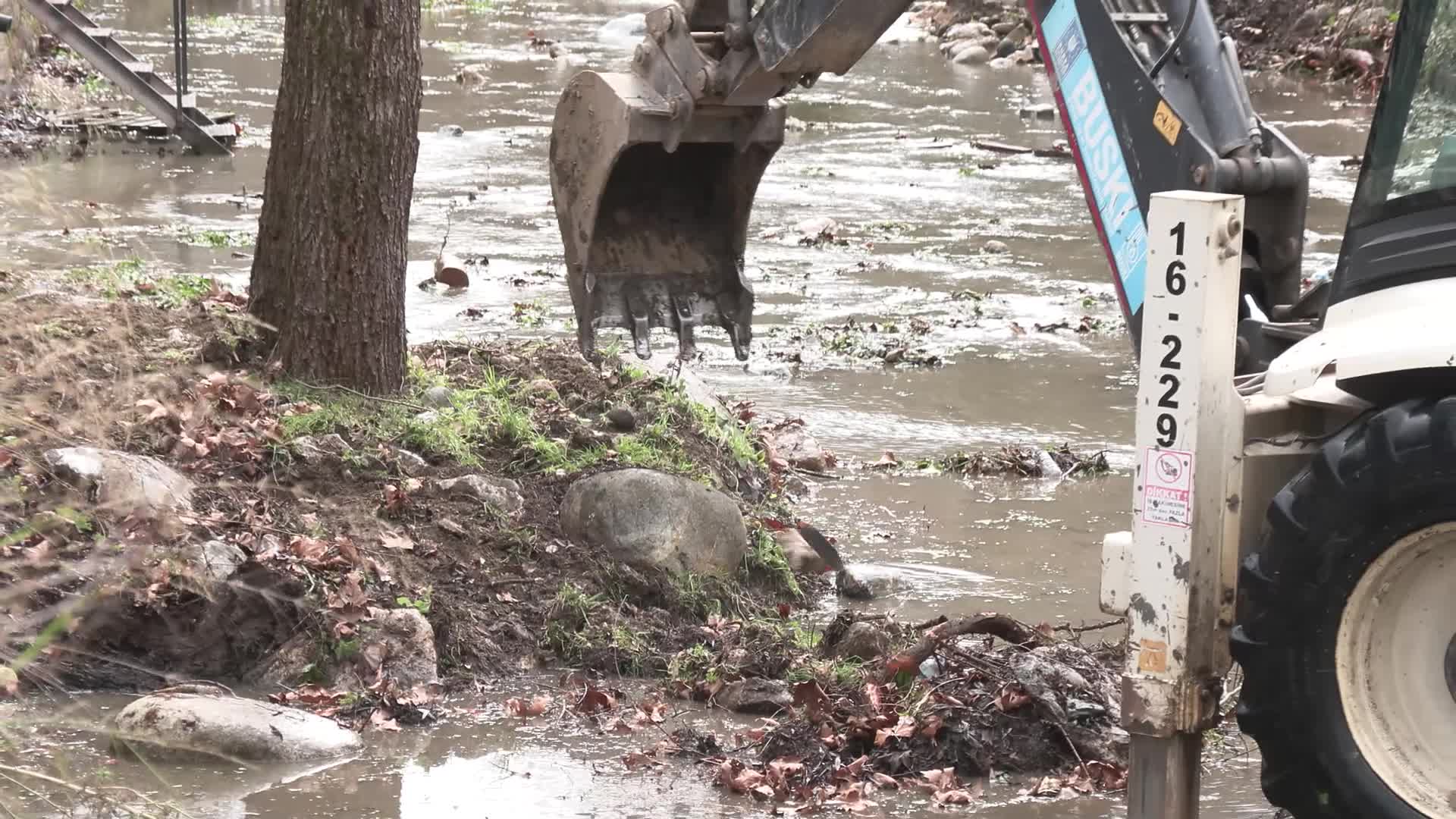 Bursa Büyükşehir Belediyesi’nden Misi’de dere temizliği