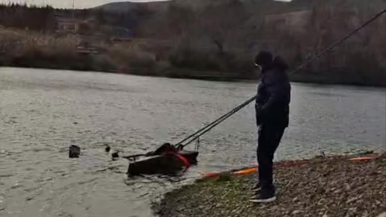 Kırıkkale’de ırmak kenarında yıkanmasına çalışılan traktör sulara gömüldü