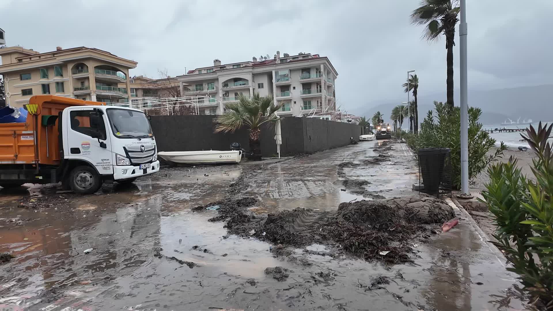 Marmaris Belediyesi ekiplerinden sahilde yoğun temizlik mesaisi