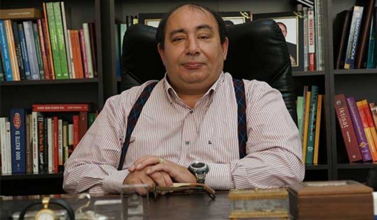 "Türkiye’nin Yeniden İnşası: Alternatif Politikalar" adlı kitap, Prof. Dr. Ömer Faruk Çolak’a armağan edildi