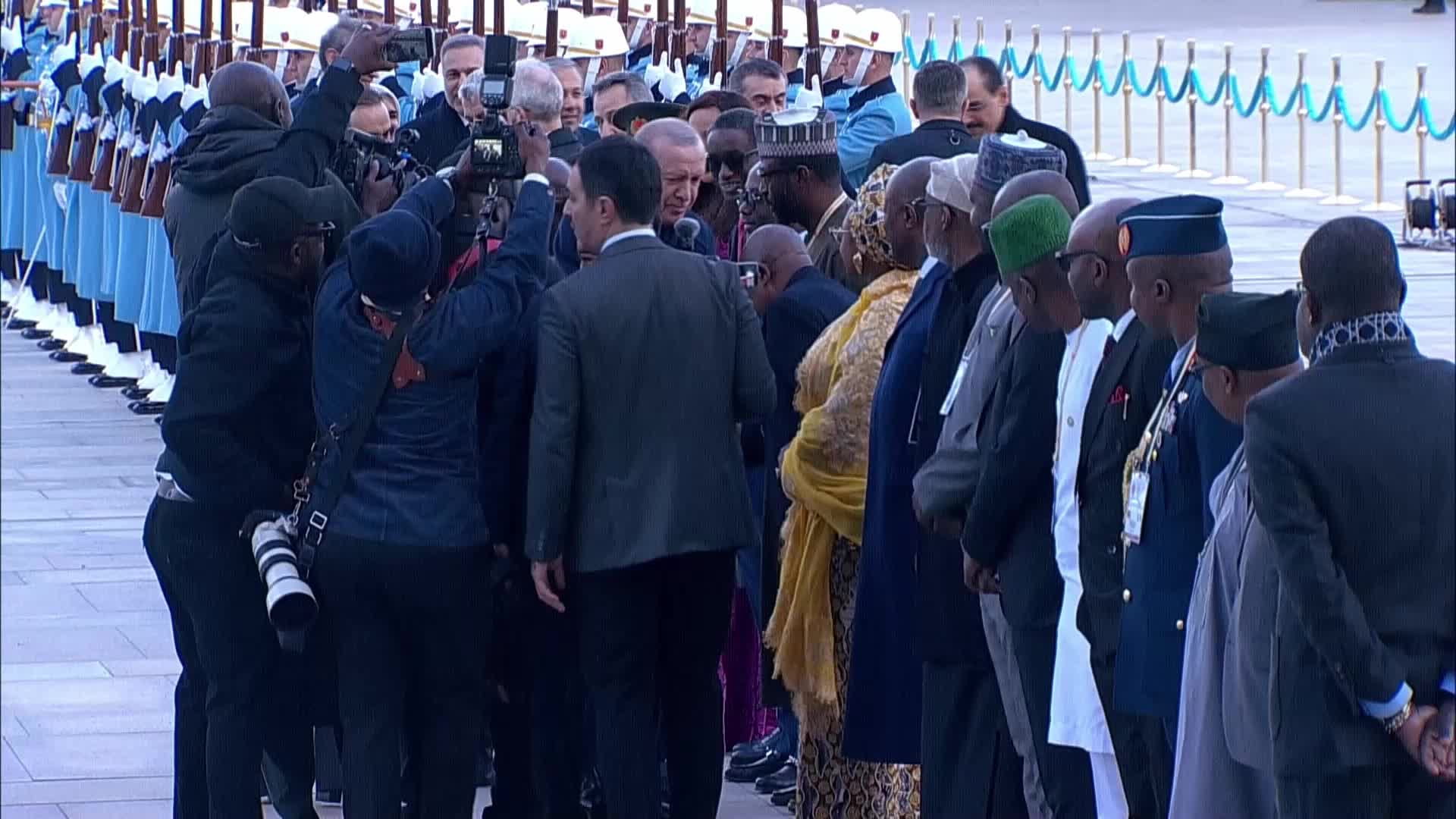 Nijerya Cumhurbaşkanı Tinubu, Cumhurbaşkanlığı'ndaki karşılama töreninde düştü
