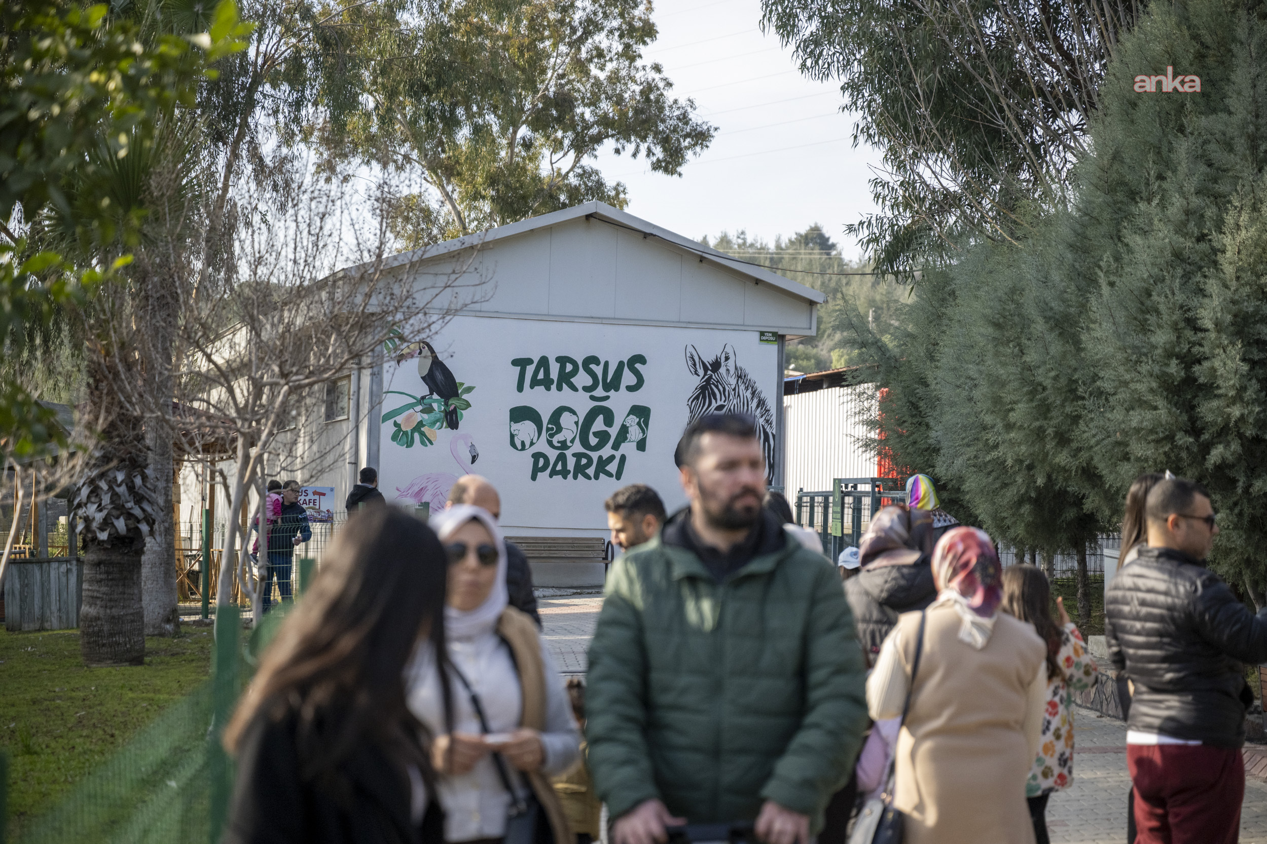 Tarsus Doğa Parkı’nda çocuklar ile aileleri, doğayla ve hayvanlarla iç içe zaman geçiriyor