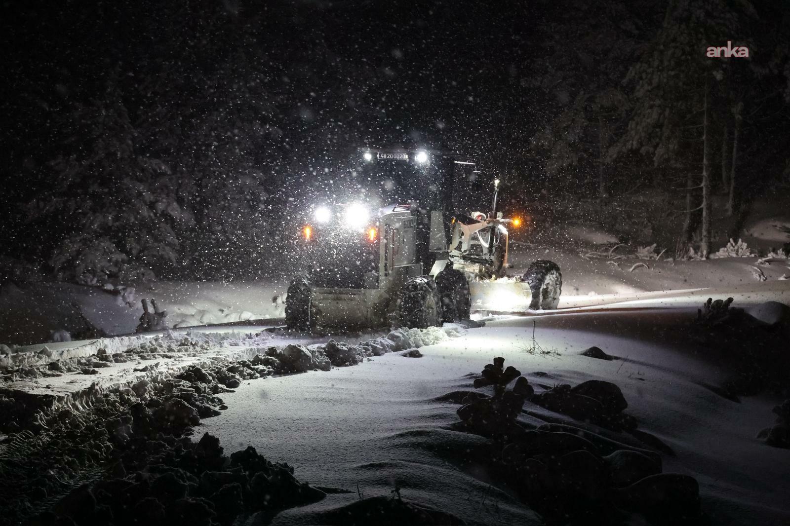 Menteşe Belediyesi ekiplerinden gece boyu kar mesaisi