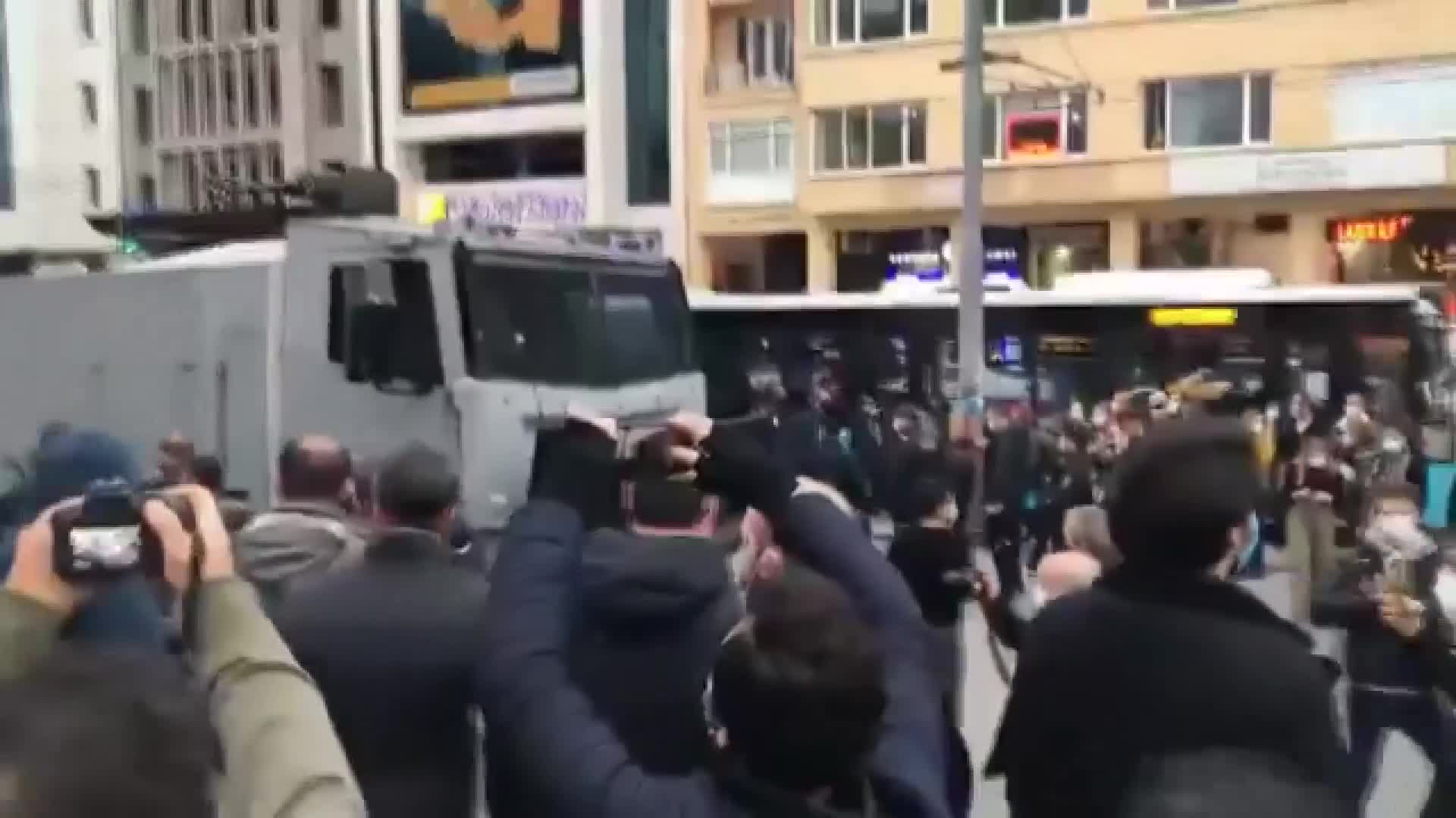 POLİS, KADIKÖY PROTESTOLARINDA GÖZALTILARA TEPKİ GÖSTEREN BARIŞ ATAY'I GÖZALTINA ALMAYA ÇALIŞTI