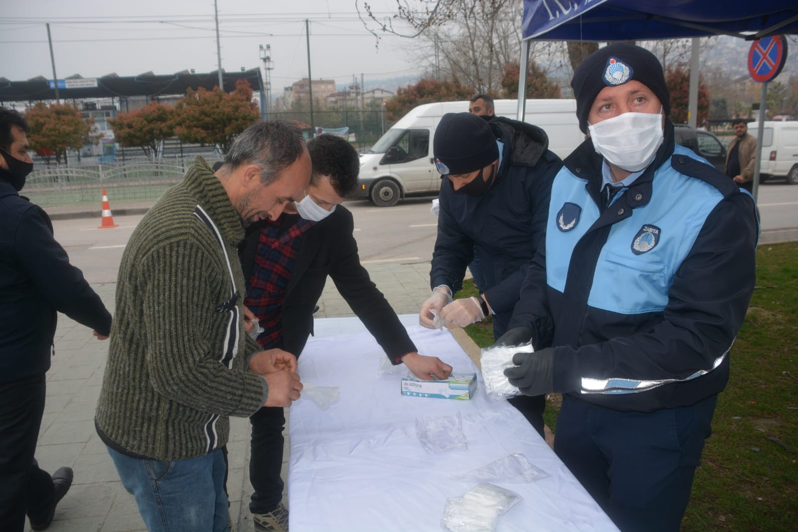 İZMİT BELEDİYESİ, ÜCRETSİZ MASKE DAĞITIMINA PAZARDAN BAŞLADI