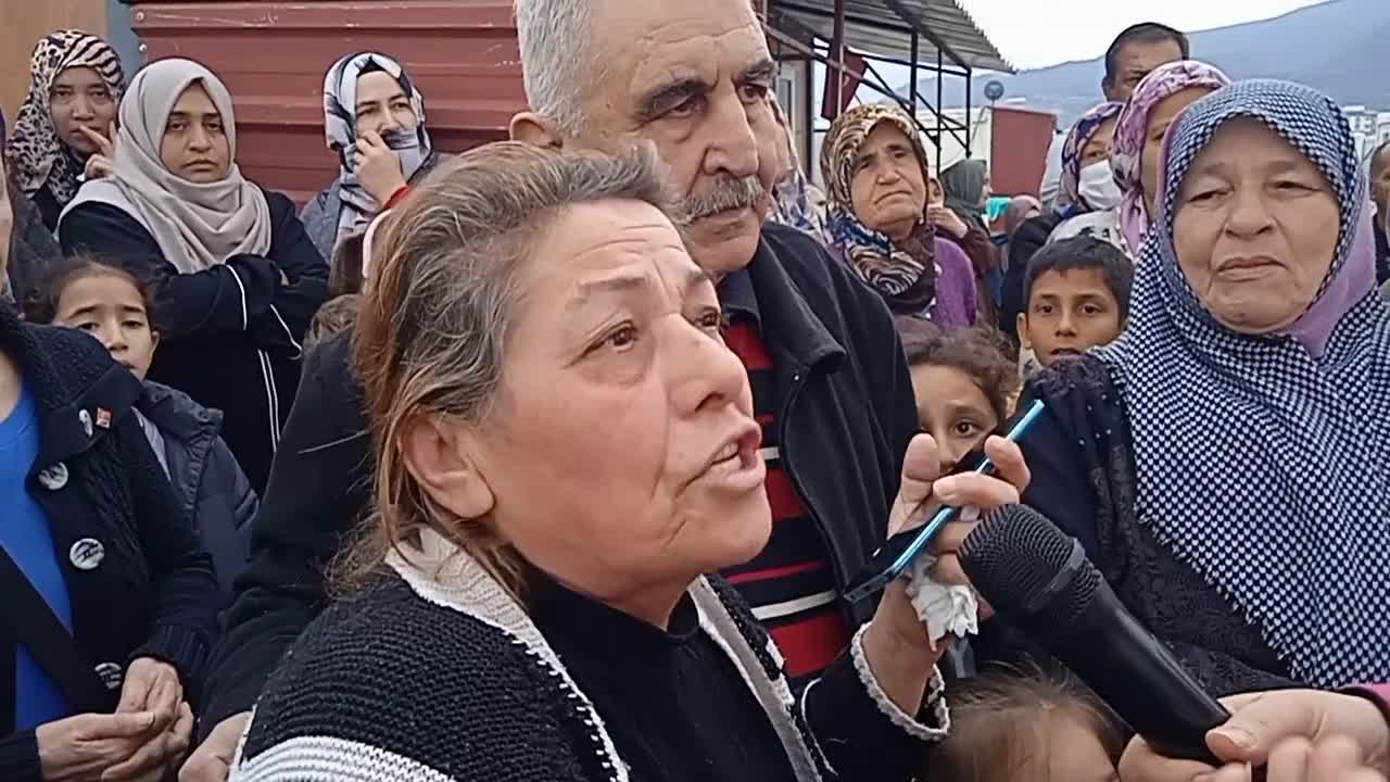 Osmaniyeli depremzede: Elektrik kesik, su kesik. Kadın başıma ben ne yapayım?