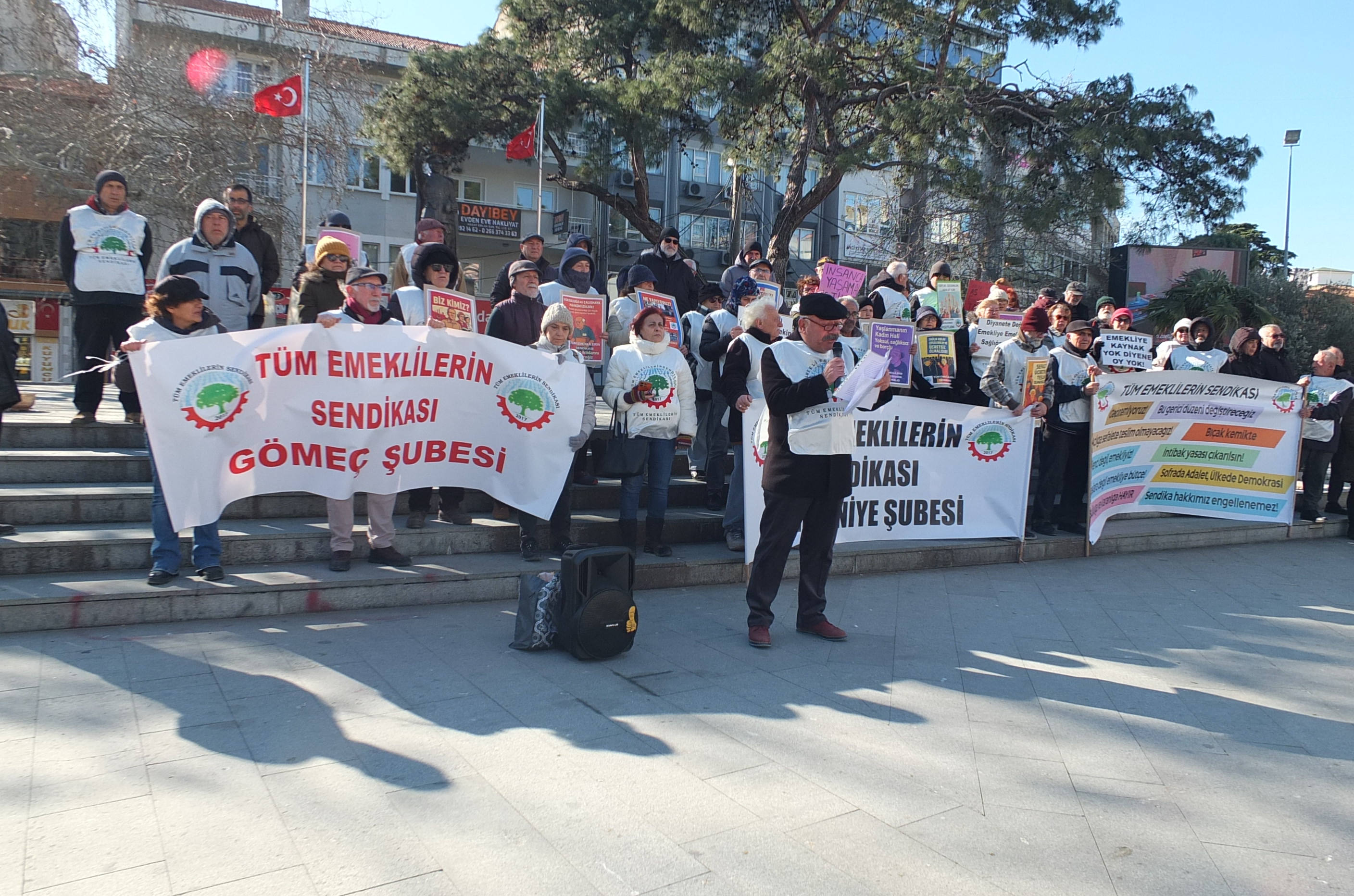 Tüm Emeklilerin Sendikası Burhaniye'de eylem yaptı: İlk seçimde bu iktidarı değiştireceğiz