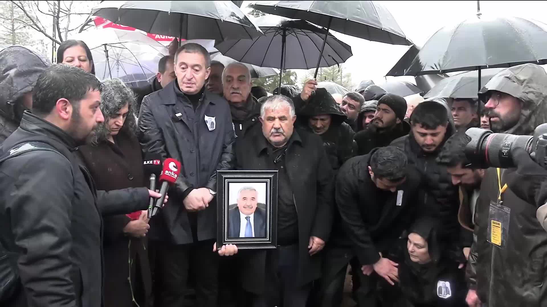 Eski DEP Milletvekili Selim Sadak için cenaze töreni düzenlendi... Tuncer Bakırhan: "Sürgünde ölüm bir cinayettir, faili de devlettir"