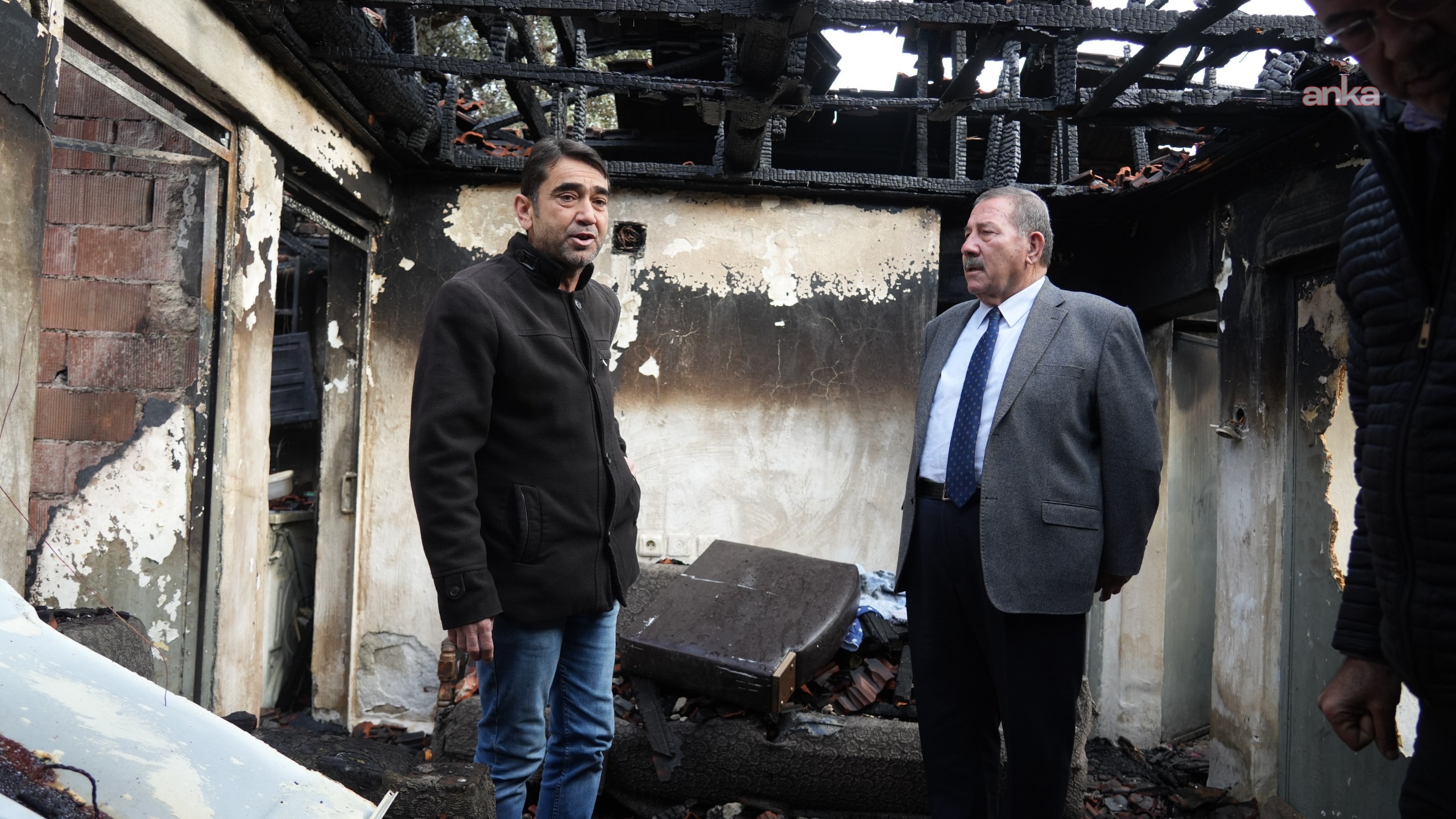 Milas Belediye Başkanı Topuz'dan evi yanan aileye ziyaret