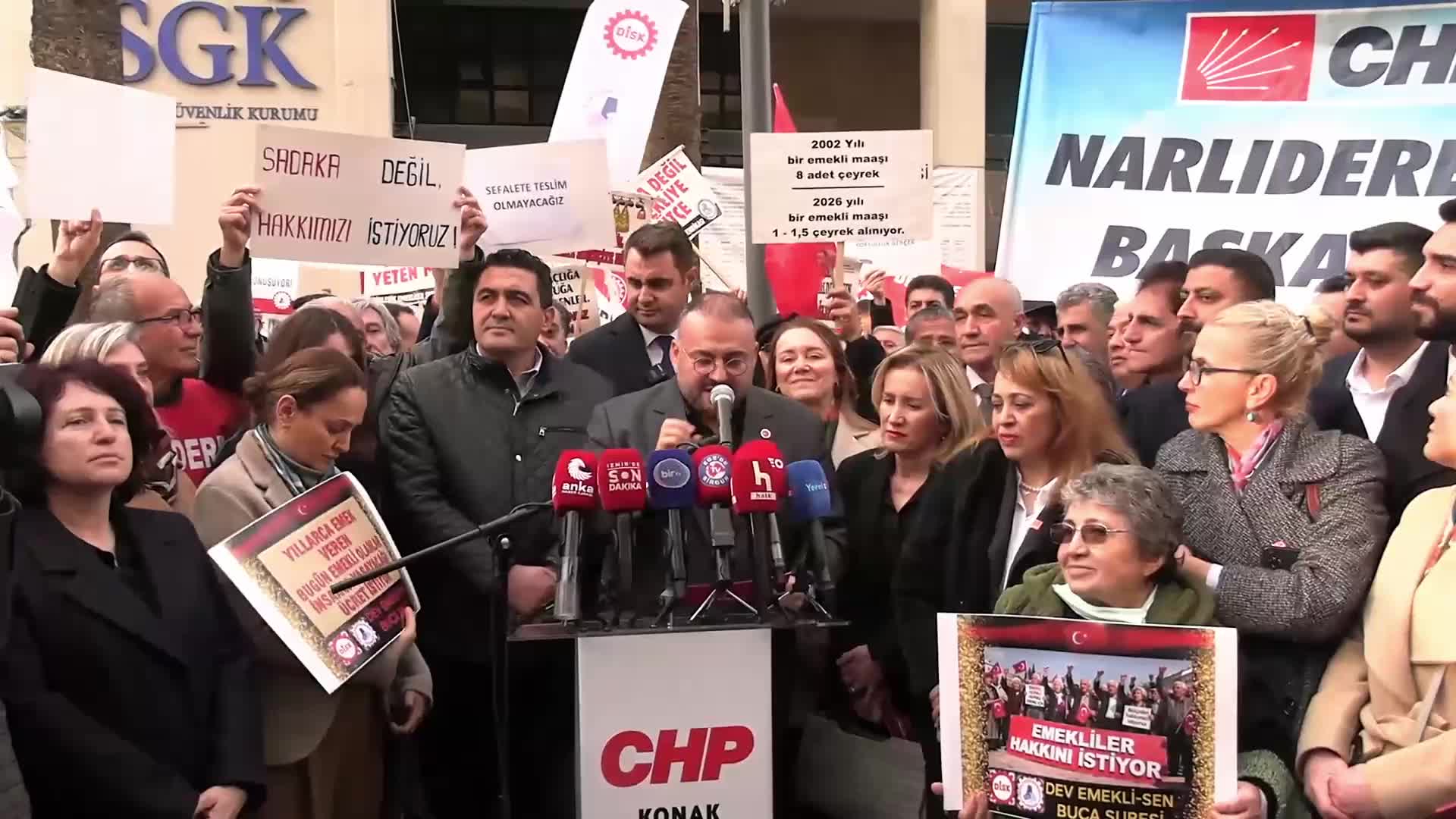 CHP İzmir İl Başkanlığı'ndan emekliler standı... CHP Genel Başkan Yardımcısı Karasu: Bu yılı emeklilerle birlikte AKP iktidarına dar edeceğiz