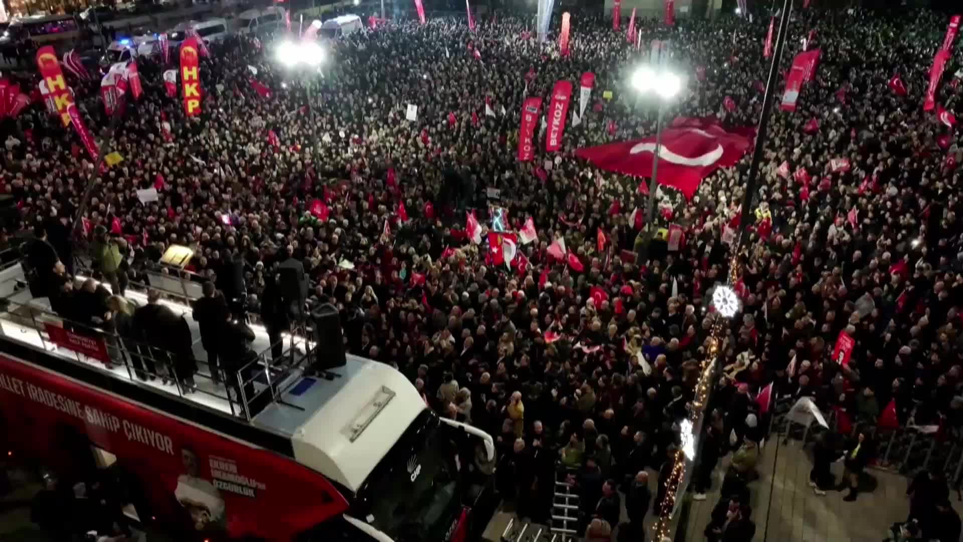 CHP'nin Bağcılar mitingi... Özgür Özel'den İstanbul seçimlerinin yenilenmesi çağrısı: "Var mısın, 29 Mart Pazar günü büyük mahkeme kurulsun"