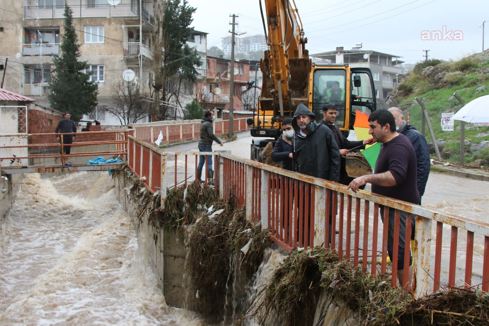BAYRAKLI'DA EVSİZ KALAN SELZEDELERE YARDIM ELİ