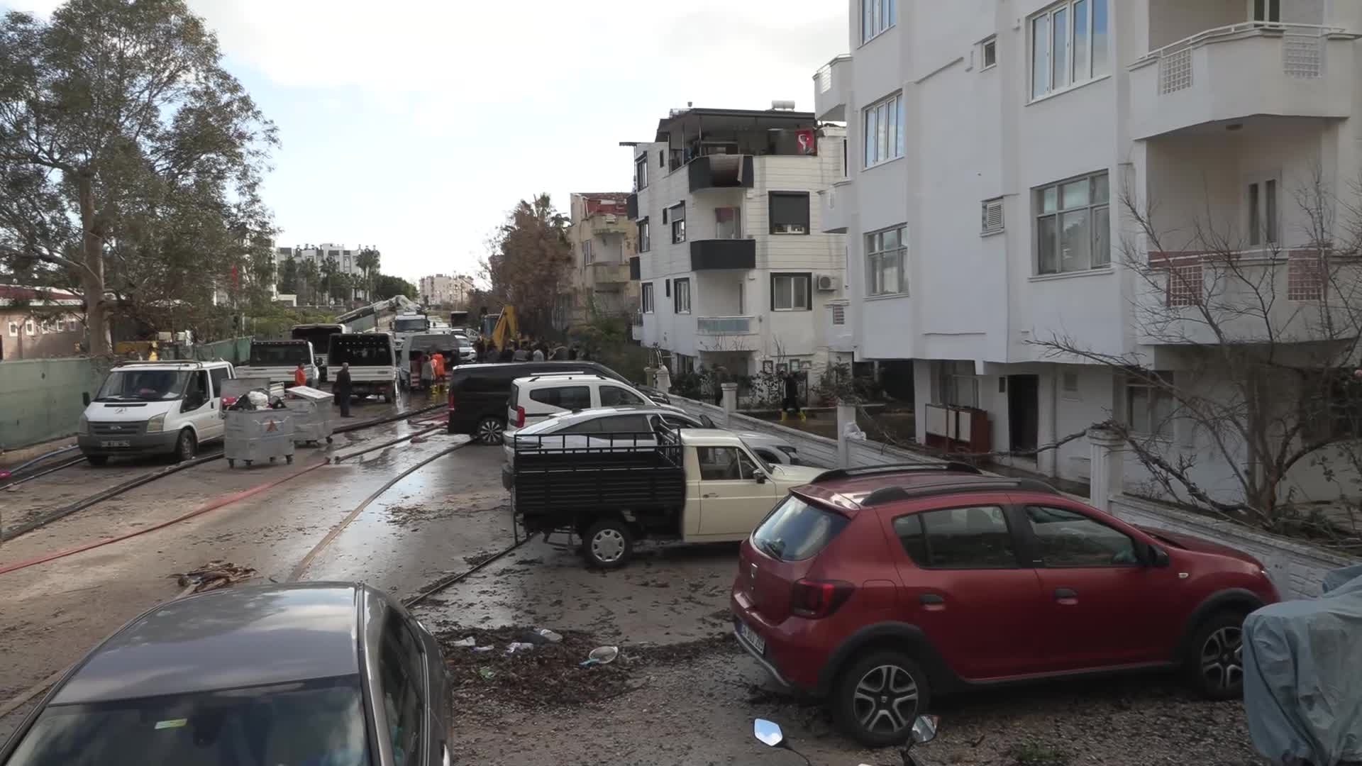 Muratpaşa Belediye Başkanı Uysal, Ermenek Mahallesi’nde incelemelerde bulundu