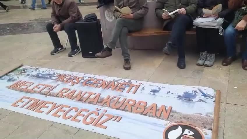 Ordu Durugöl'de yeşil alan mücadelesi... Eylemciler soruna dikkati çekmek için "kitap okuma etkinliği" düzenledi