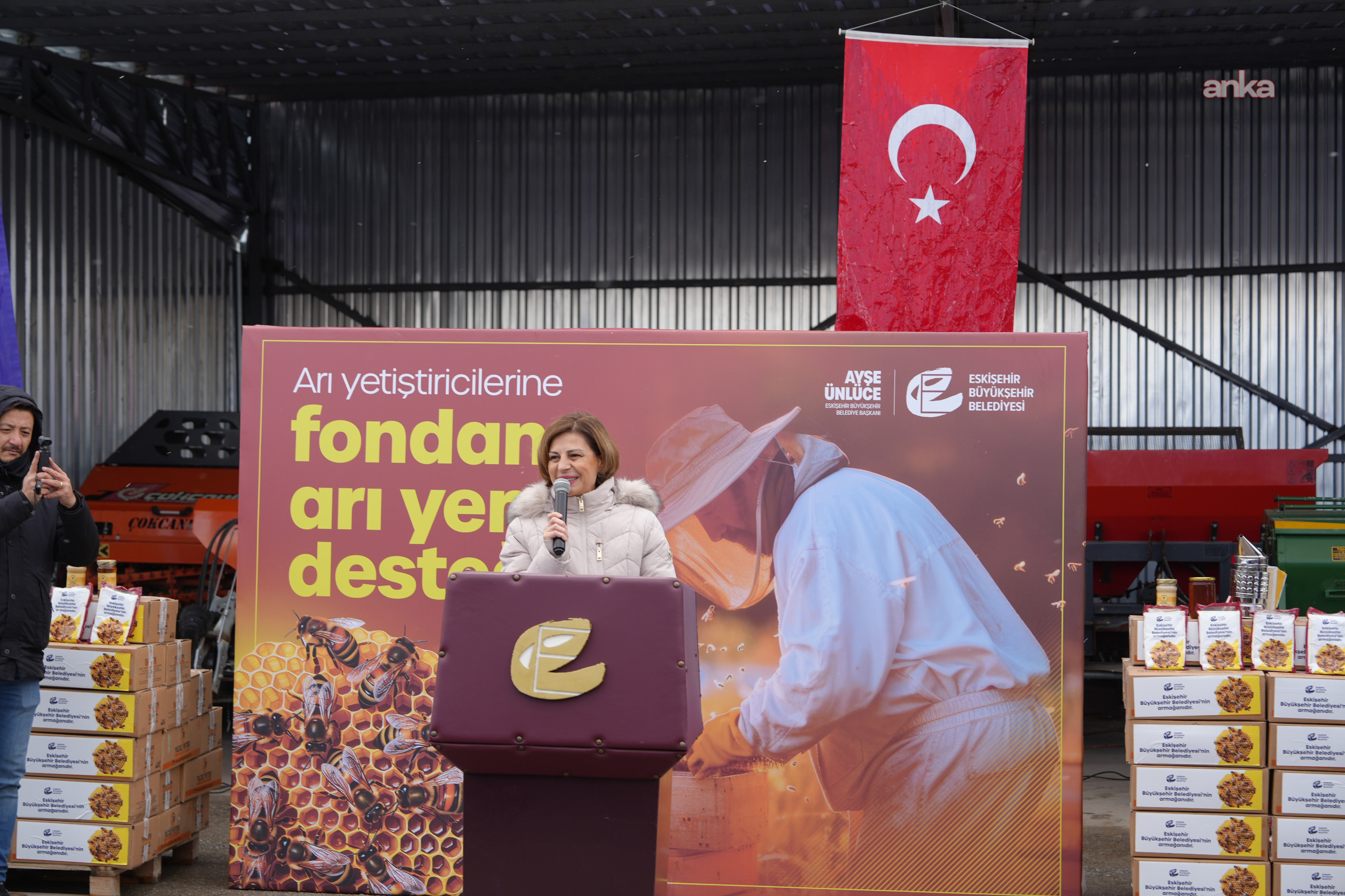 Eskişehir Büyükşehir Belediyesi'nden arıcılara fondan arı yemi desteği