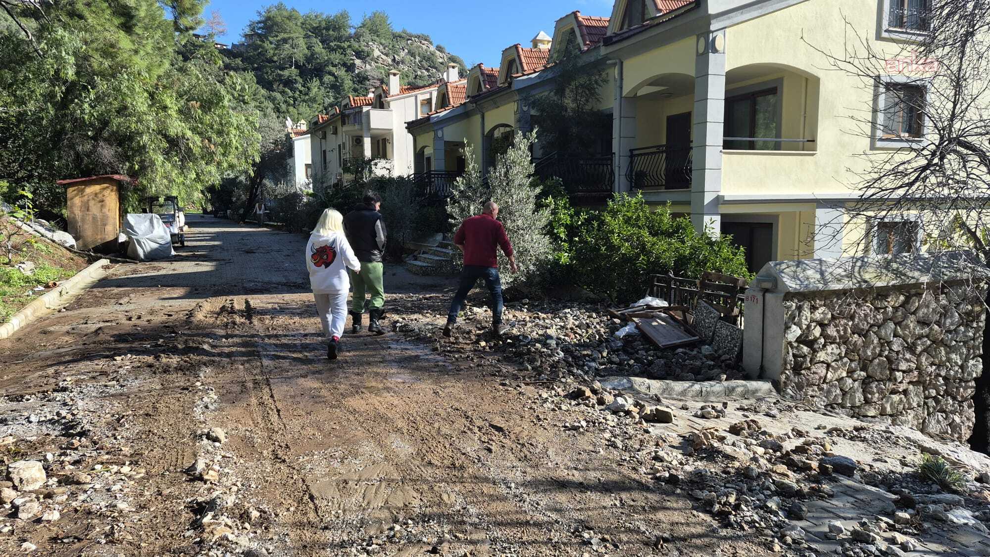 Marmaris Belediyesi ekipleri, İçmeler’de sel sonrası sahaya indi