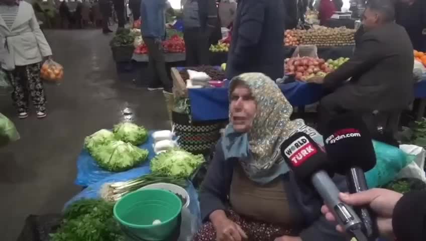 CHP'li Karakoz'un pazar ziyaretinde geçinemediğini belirten vatandaş: “70 yaşından sonra ekmek parası kazanacağım diye çalışıyorum”