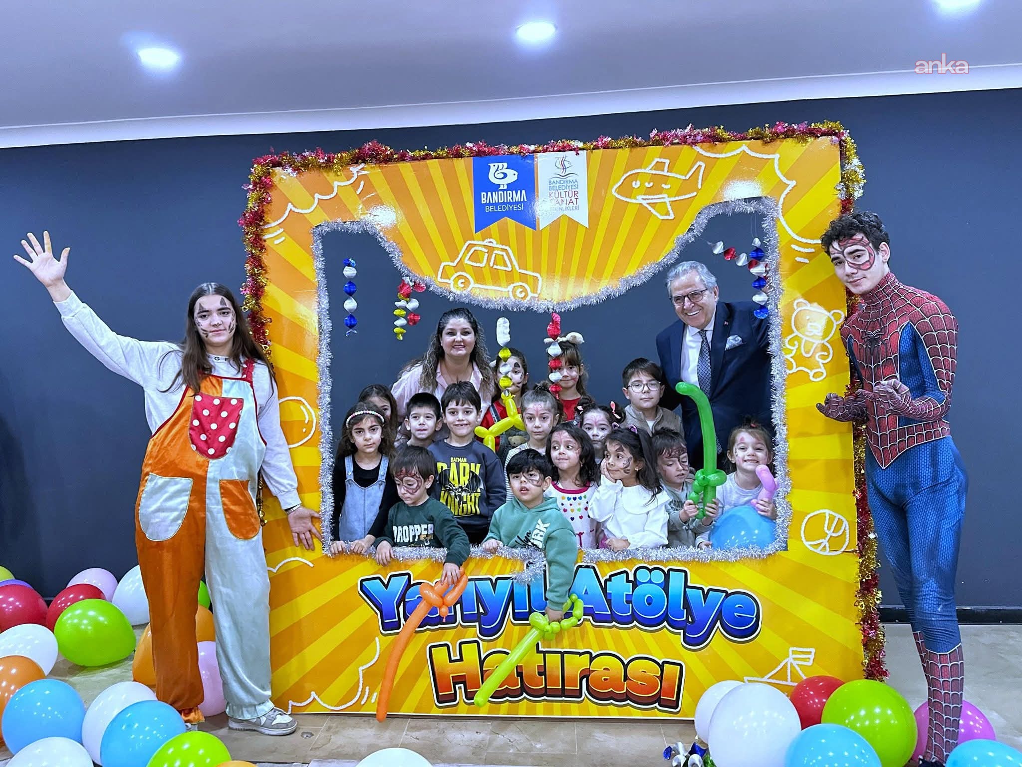 Bandırma Belediye Başkanı Mirza, seramik atölyesinde çocuklarla bir araya geldi