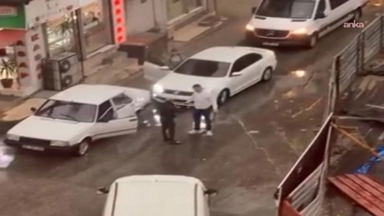 İzmir’de trafikte döner bıçağıyla sürücüyü tehdit eden saldırgan tutuklandı