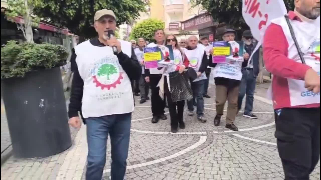 Mersin'de emeklilerden sazlı sözlü protesto: AKP-MHP bloku emekliyi açlığa mahkum ediyor, üstüne bir de aşağılıyor