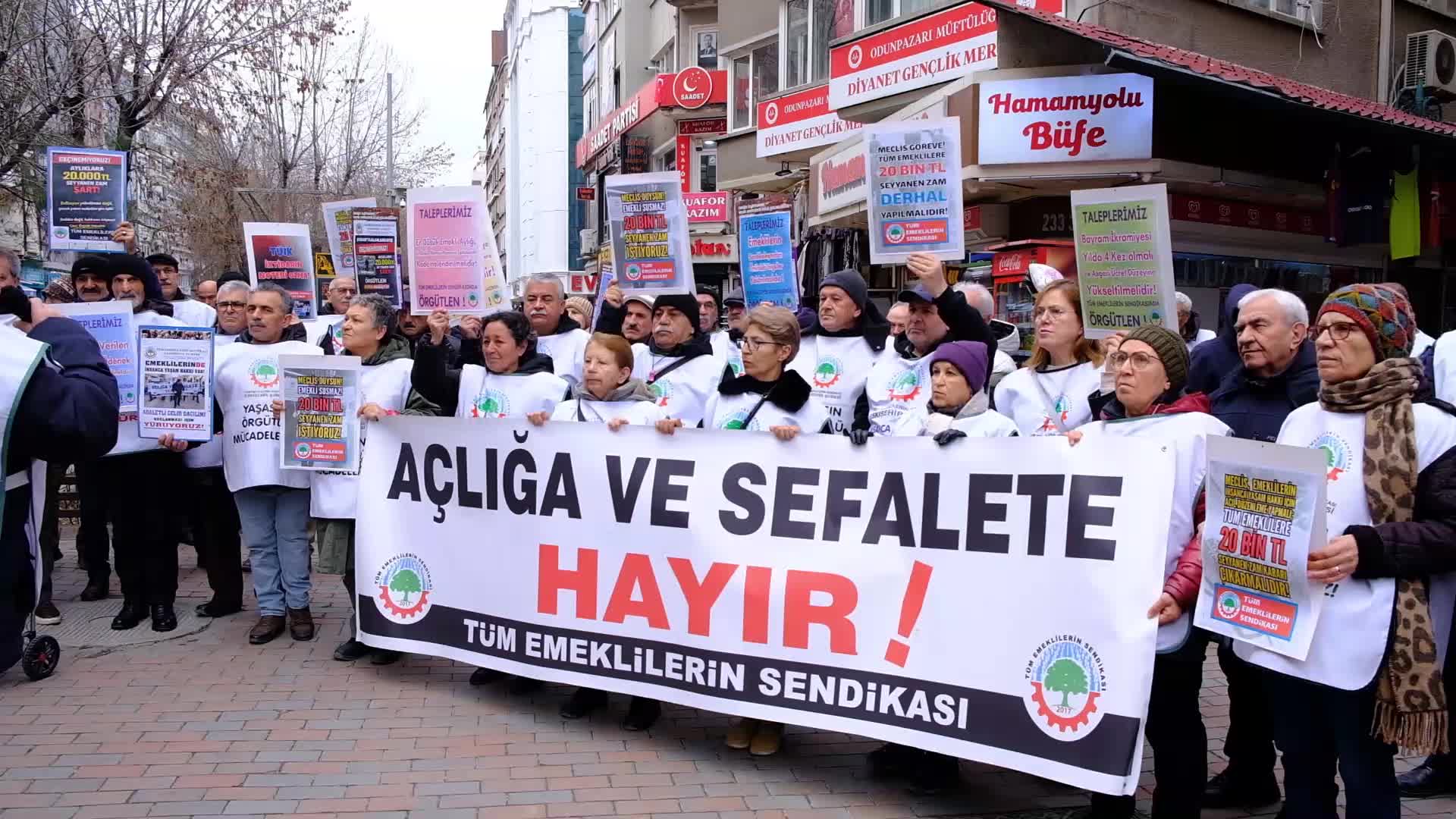 Eskişehir’de emekliler alanlardan haykırdı: Bu ülkenin emeklileri sadaka topluluğu değildir