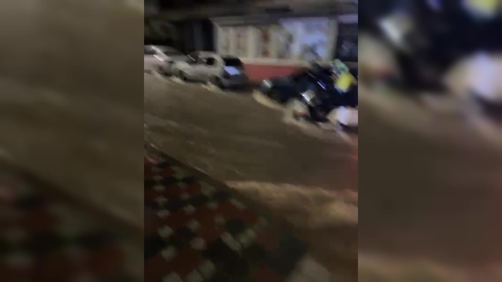 İzmir ve Manisa'da sağanak yağış hayatı felç etti