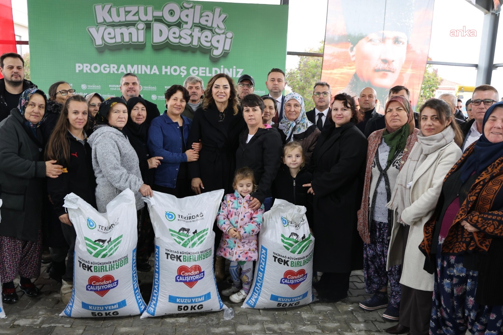 Tekirdağ Büyükşehir Belediyesi’nden hayvan yetiştiricilerine 58 bin 500 kiloluk yem desteği
