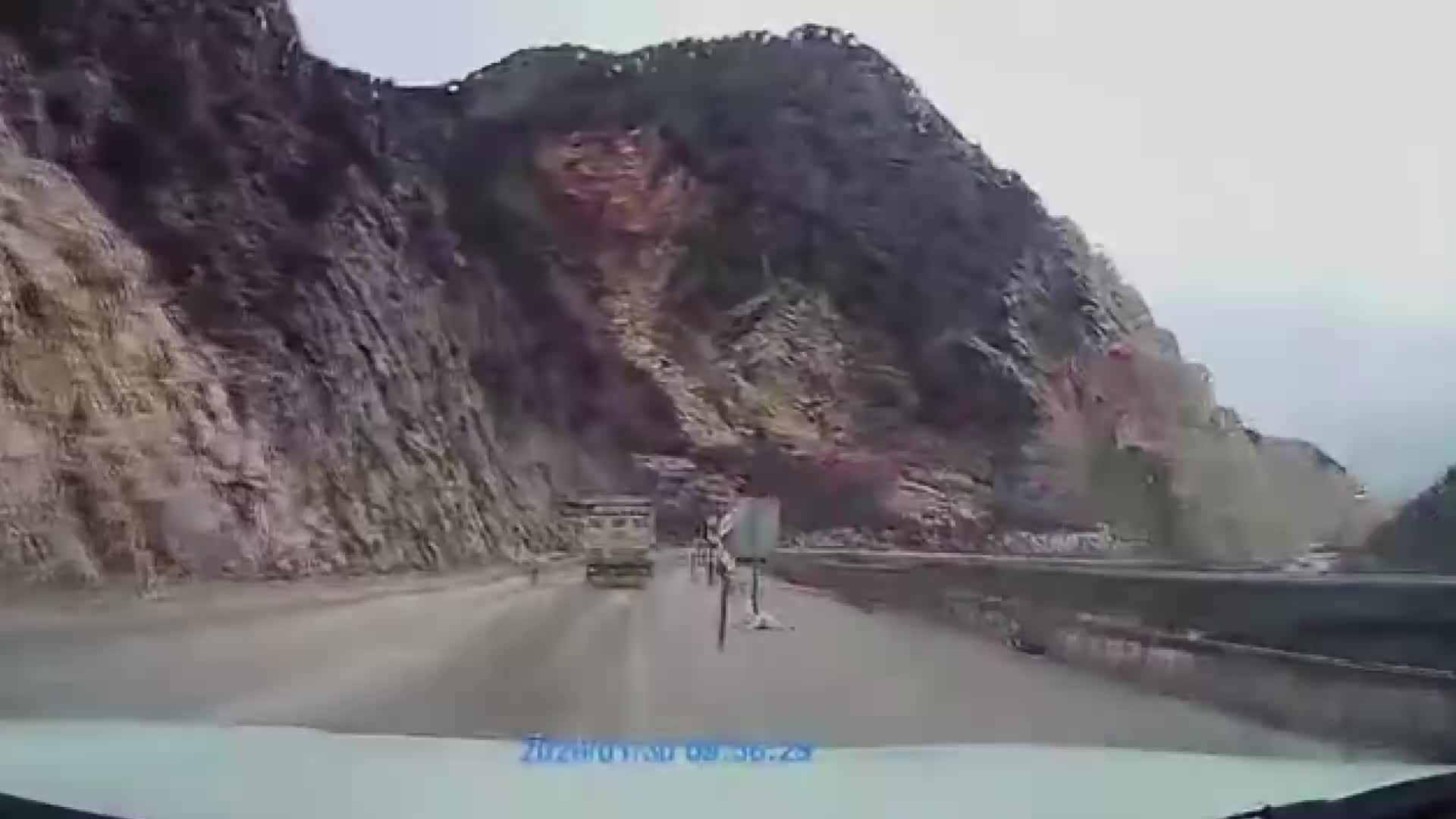 Çorum'da dağdan kopan kaya parçası seyir halindeki araca çarptı, o anlar araç içi kamera tarafından kaydedildi