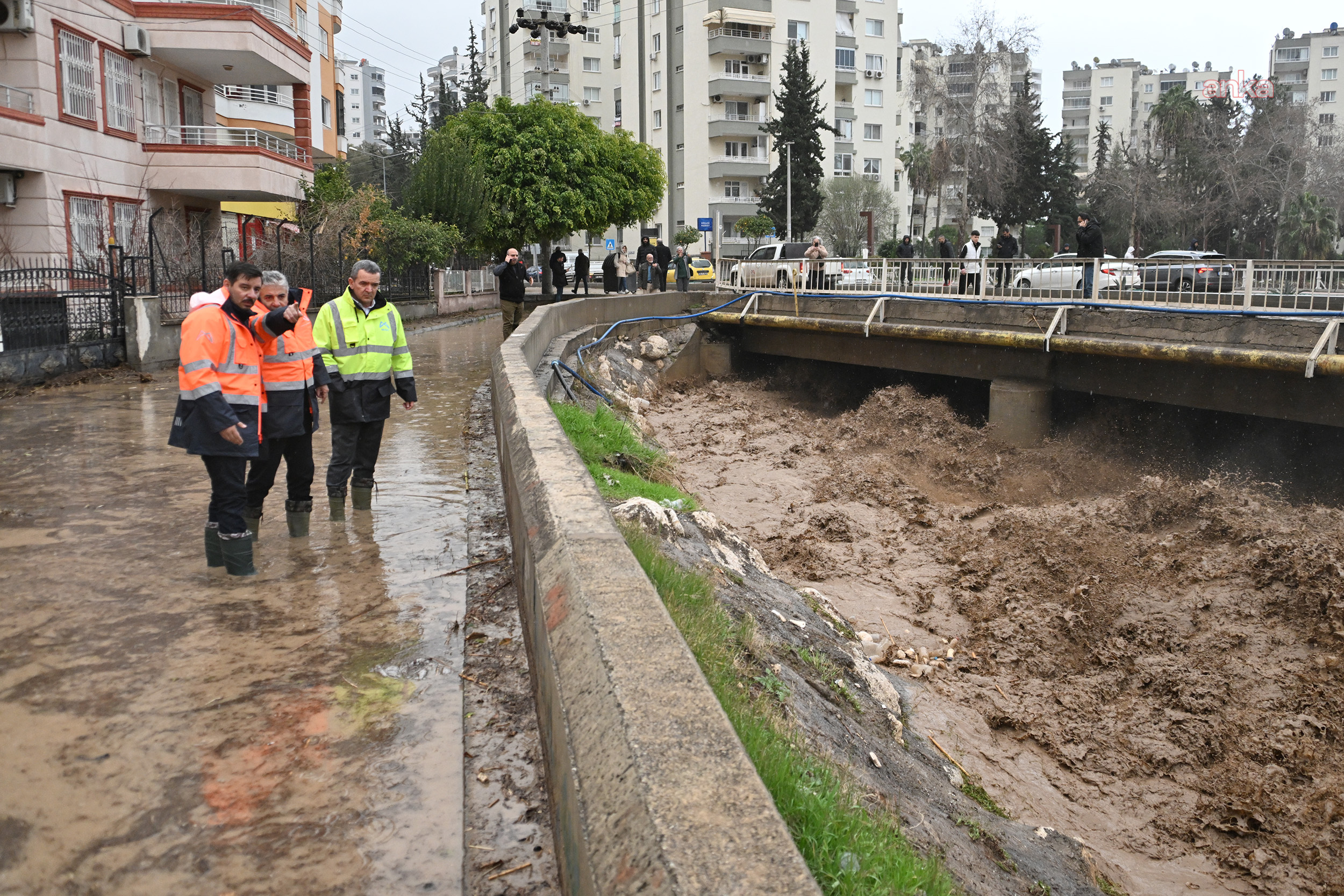 Mersin Büyükşehir Belediyesi ve MESKİ ekipleri, sağanak yağış boyunca sahada