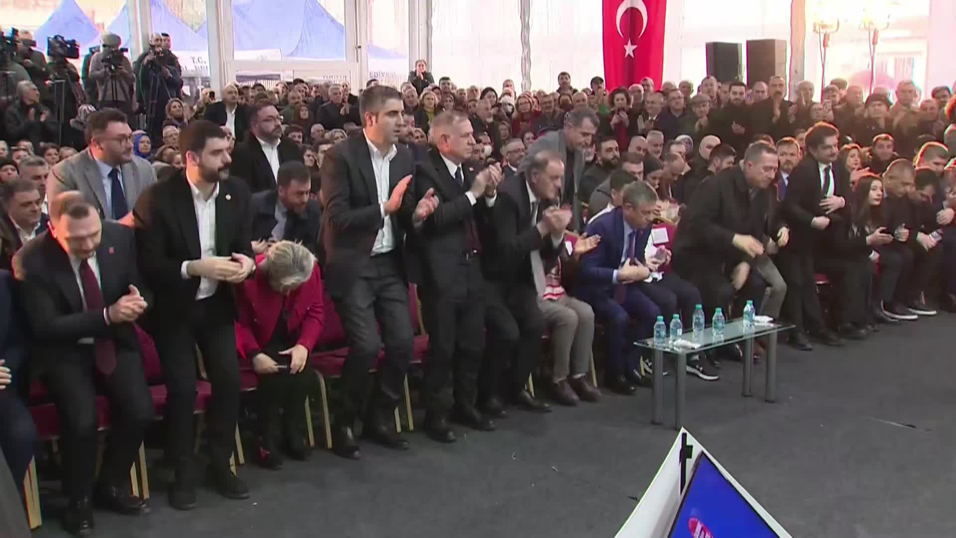 Özgür Özel'den iktidarın "kentsel dönüşüm" eleştirilerine yanıt: "Senin döneminde mağdur olan bin 500 kişiye bugün anahtar dağıtıyoruz"