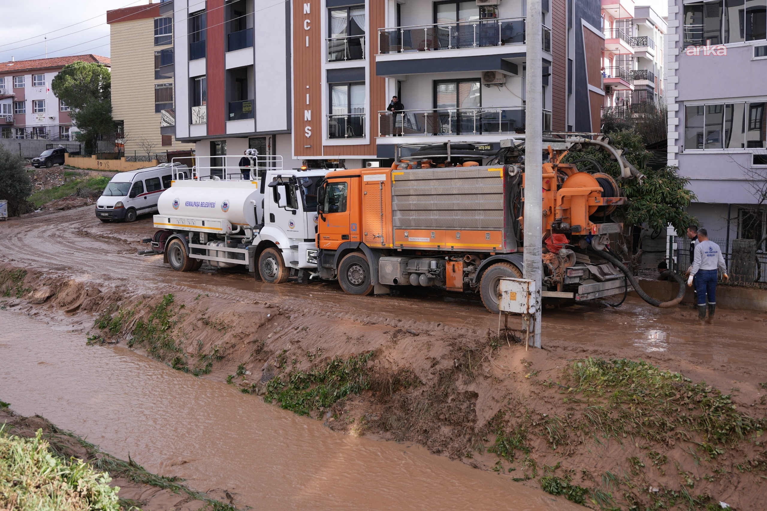 İzmir'de menfeze giren aracın çıkarılmasına çalışılıyor