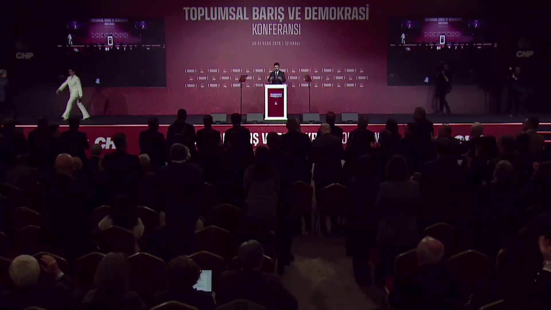 CHP'den Toplumsal Barış ve Demokrasi Konferansı... Özgür Özel: "CHP 19 Mart darbesine, tarihe utanç olarak geçecek 'Kent uzlaşısı' soruşturmalarına rağmen barışın yanındadır"