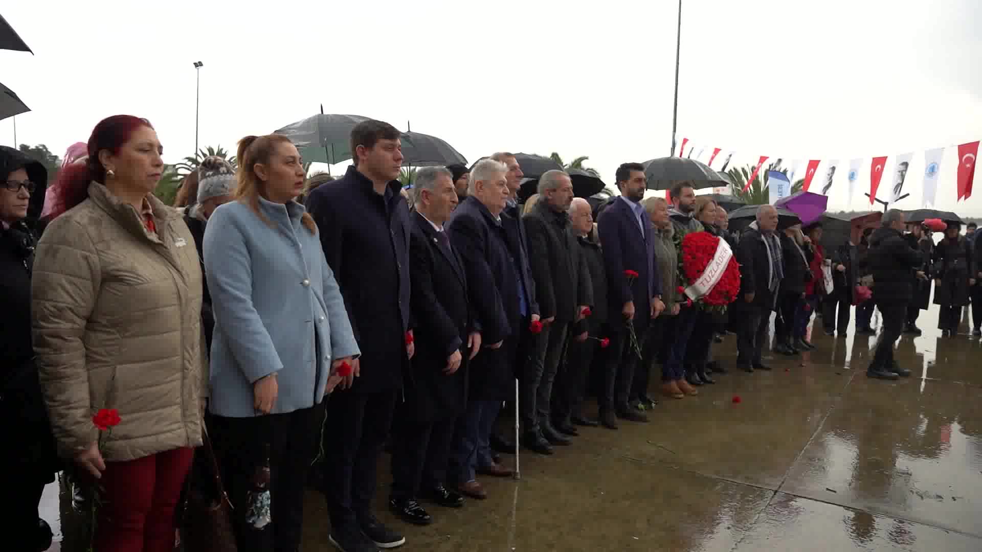 Tuzla’da mübadiller anıldı, karanfiller denize bırakıldı