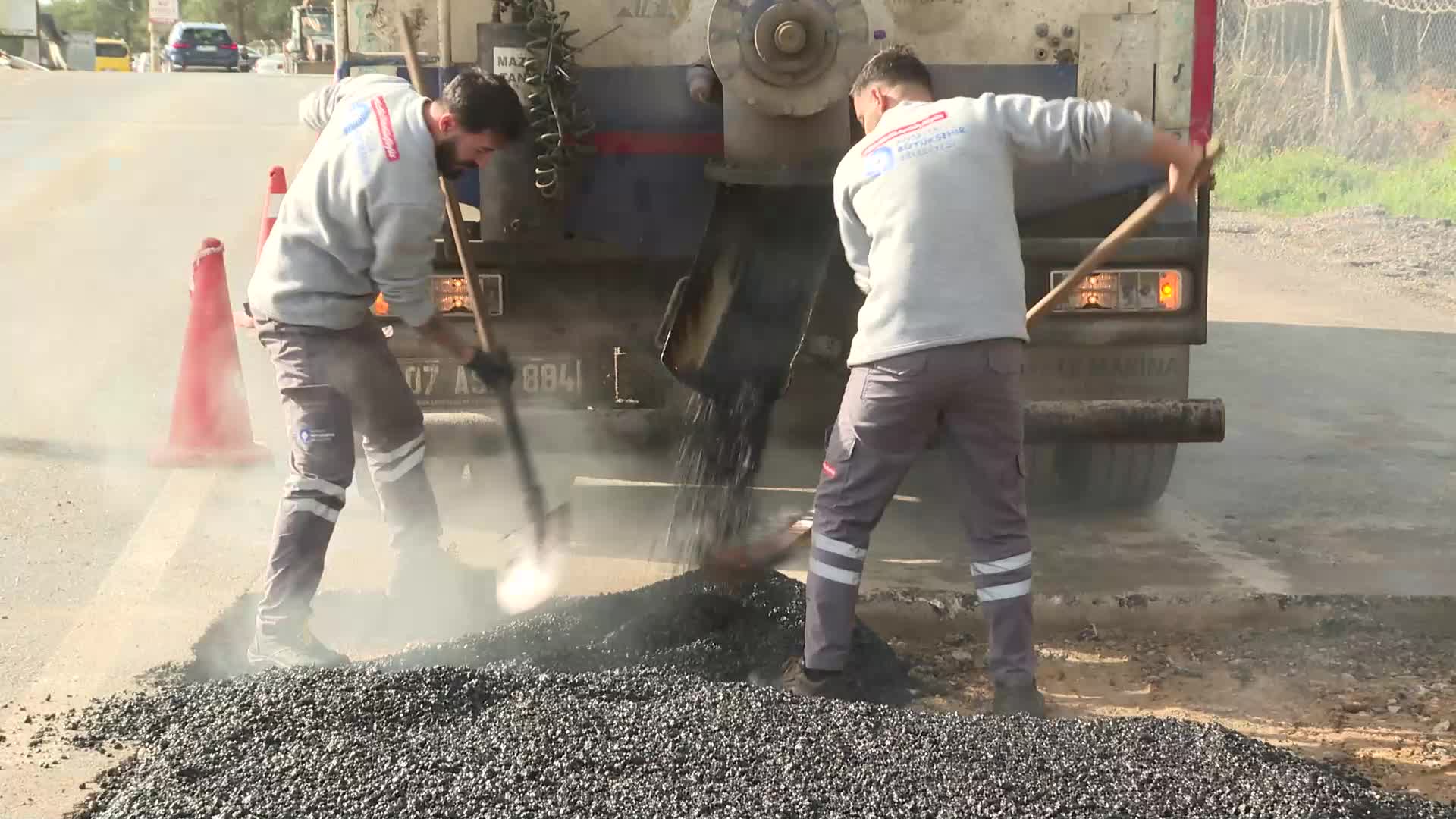 Antalya Büyükşehir Belediyesi, yağış sonrası bozulan yolları onarıyor
